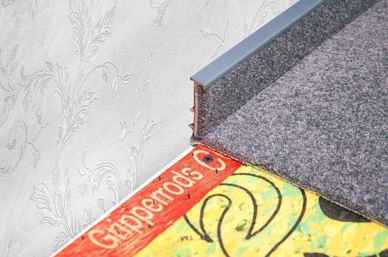 Плинтус для ковролина "Korner" Listwa графит (2500*13,8*50 мм) — купить в Нефтекамске